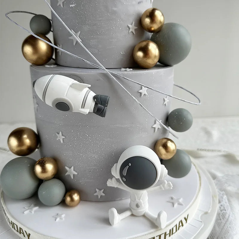 Space Astronaut cake decorating