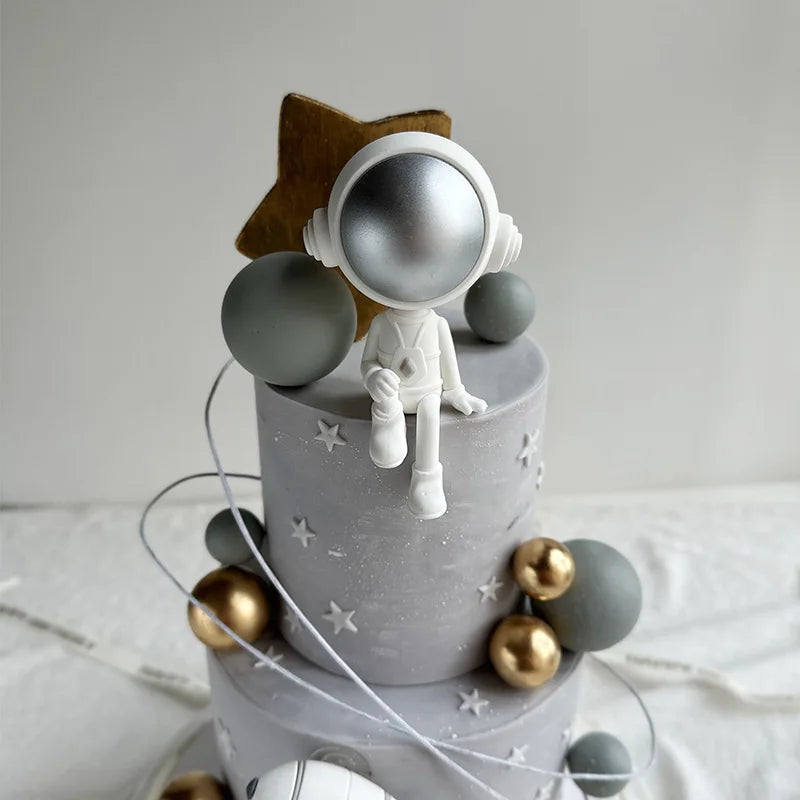 Space Astronaut cake decorating