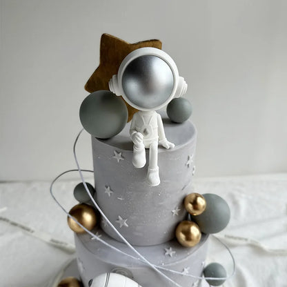 Space Astronaut cake decorating