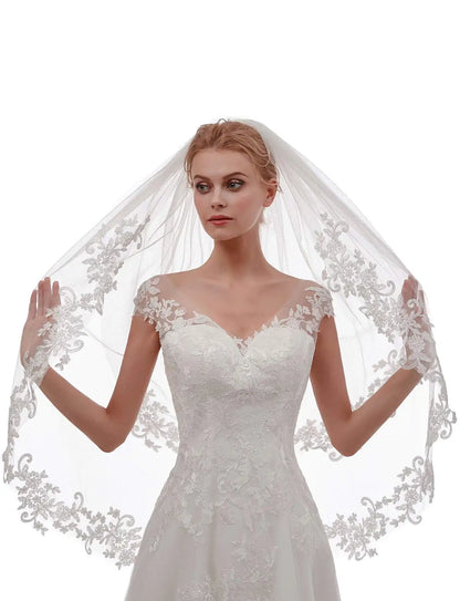 Short 2 Tier Lace Wedding Bridal Veil With Comb