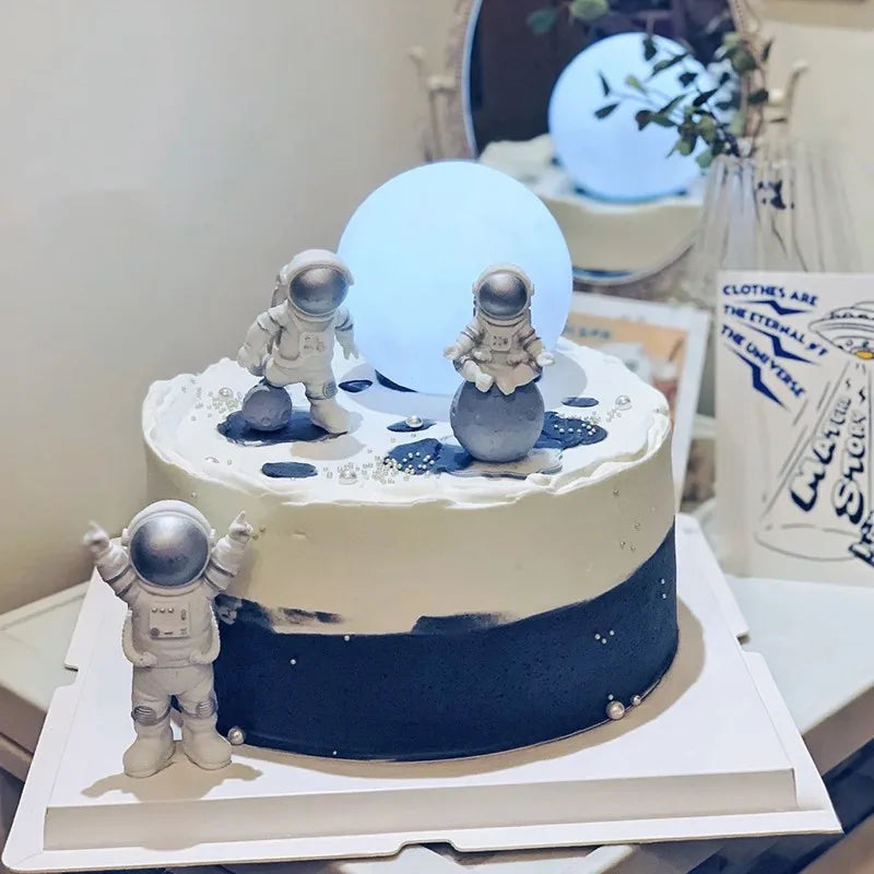 Space Astronaut cake decoration