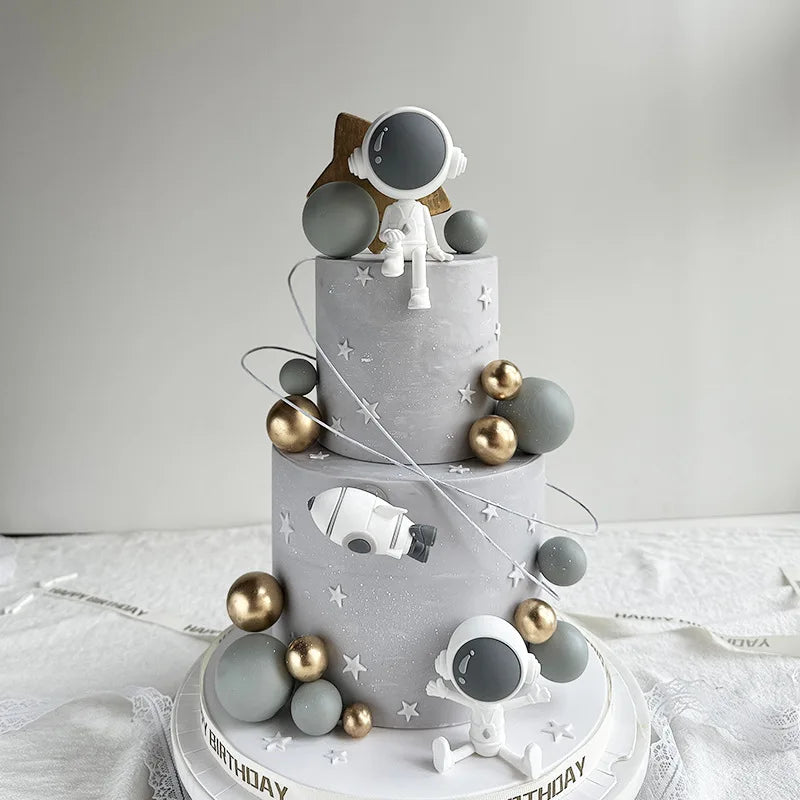 Space Astronaut cake decorating