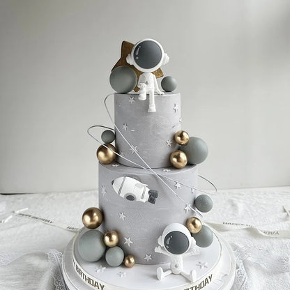 Space Astronaut cake decorating
