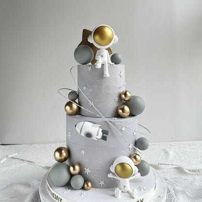 Space Astronaut cake decorating